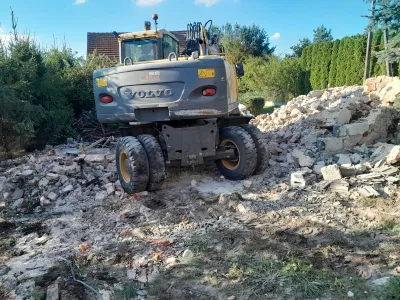Prace przy wyburzeniu budynku