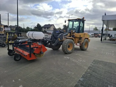Ladowarka VOLVO z zamiatarka
